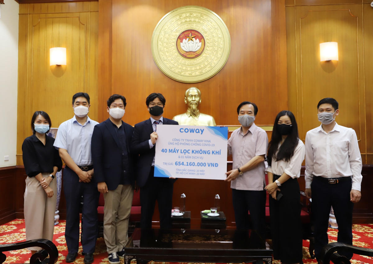 Phó Chủ tịch Ngô Sách Thực tiếp nhận ủng hộ từ Công ty TNHH Coway Vina.