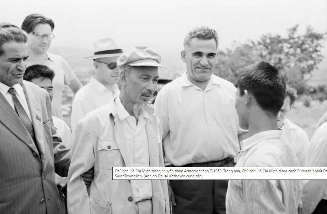 Chủ tịch Hồ Chí Minh trong chuyến thăm Armenia tháng 7/1959. Trong ảnh, Chủ tịch Hồ Chí Minh đứng cạnh Bí thư thứ nhất Đảng Cộng sản Armenia SurenTovmasian. (Ảnh do Đại sứ Kazhoyan cung cấp).  