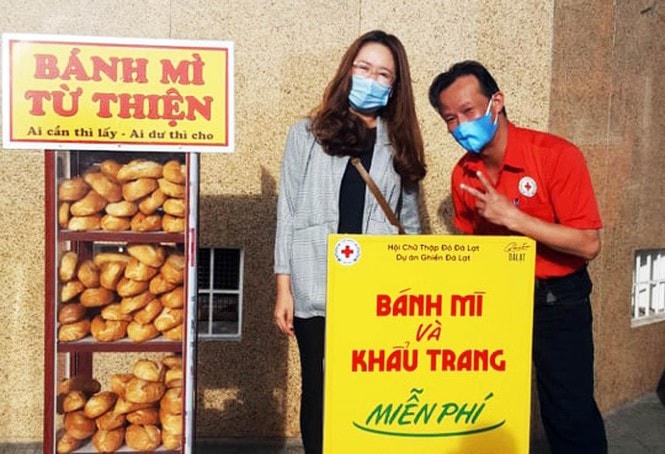 Chia sẻ bánh mì và khẩu trang cho người có hoàn cảnh khó khăn.