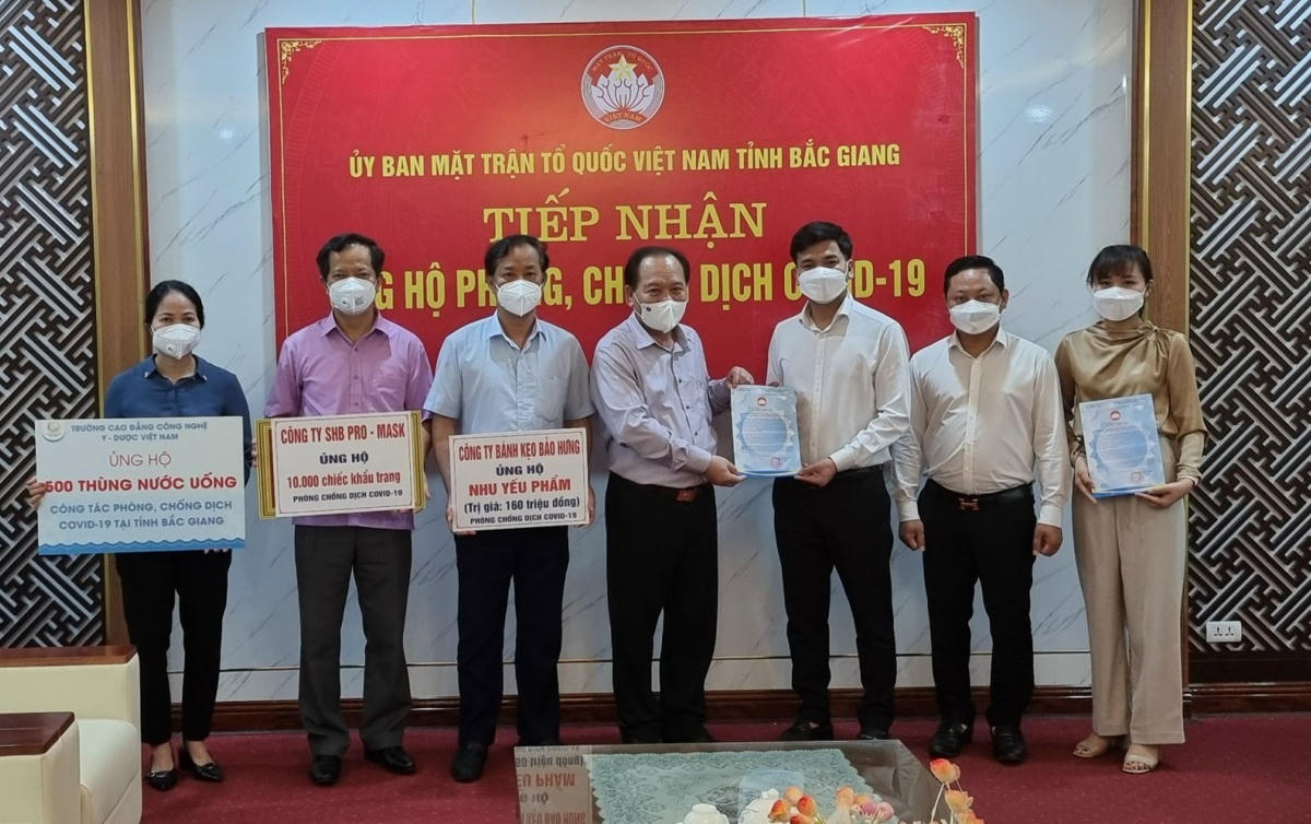 Báo Đại Đoàn Kết trao ủng hộ của bạn đọc tới Ủy ban Mặt trận Tổ quốc Việt Nam tỉnh Bắc Giang.