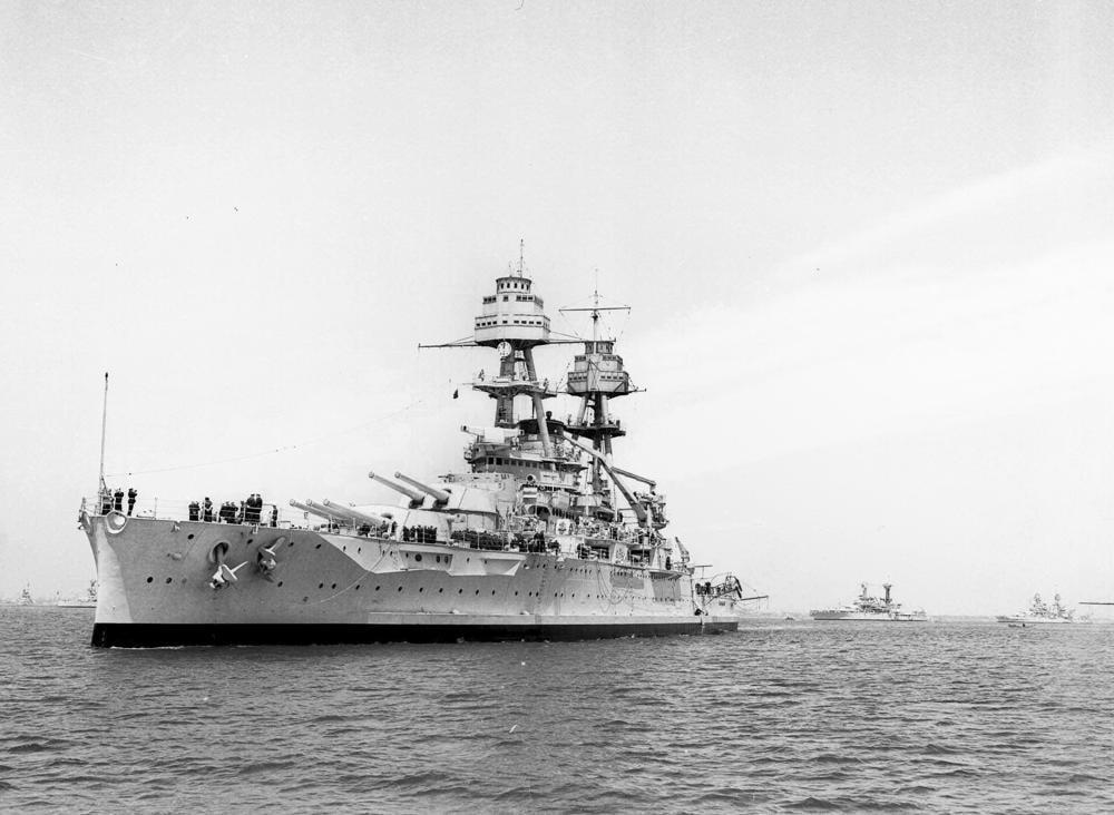 Bức ảnh từ tháng 4/1938, hình ảnh con tàu USS Oklahoma trước khi ra chiến trường Trân Châu Cảng năm 1941. Ảnh: AP.