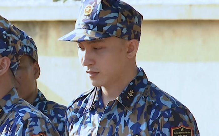 Bê Trần điển trai trong trang phục lính.