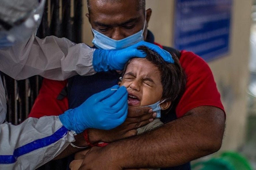 Hàng trăm người, trong đó có trẻ em, mắc bệnh lạ ở Ấn Độ. Ảnh: Getty Images.  