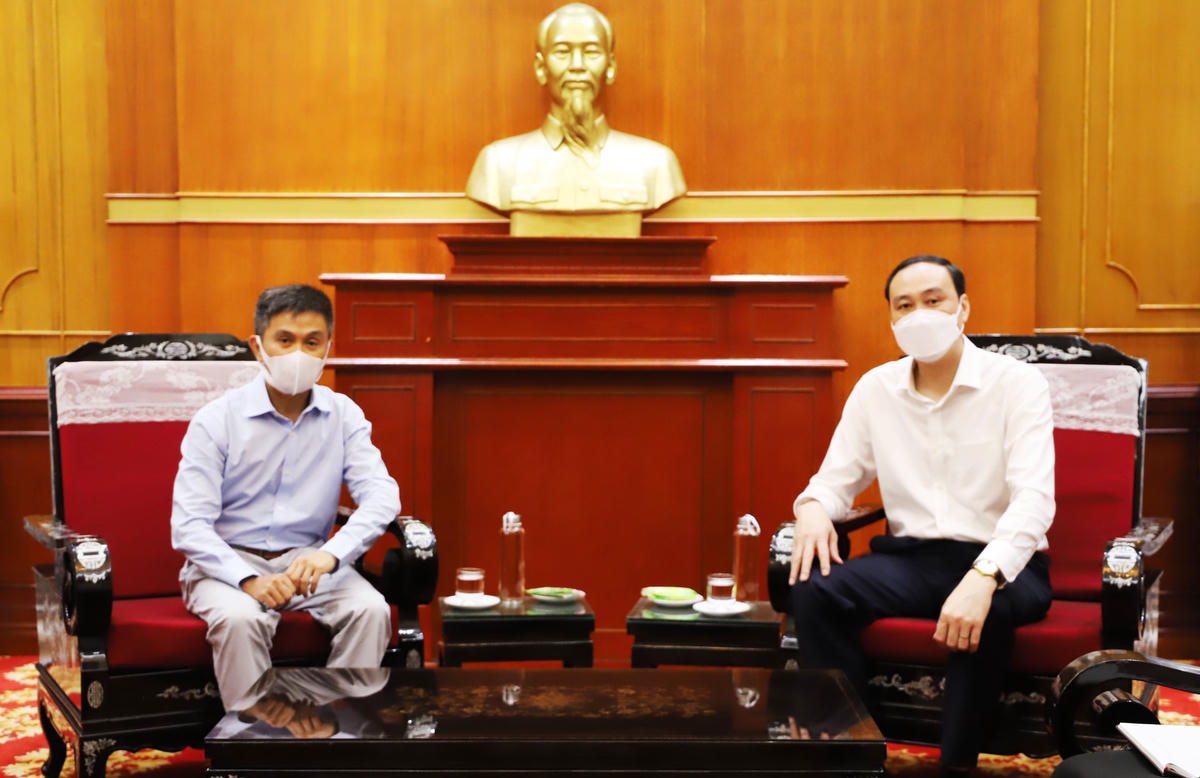 Phó Chủ tịch UBTƯ MTTQ Việt Nam Phùng Khánh Tài tiếp ông Trần Đình Thắng, Chủ tịch Viện Giáo dục và Văn hóa Việt Nam tại Mỹ.