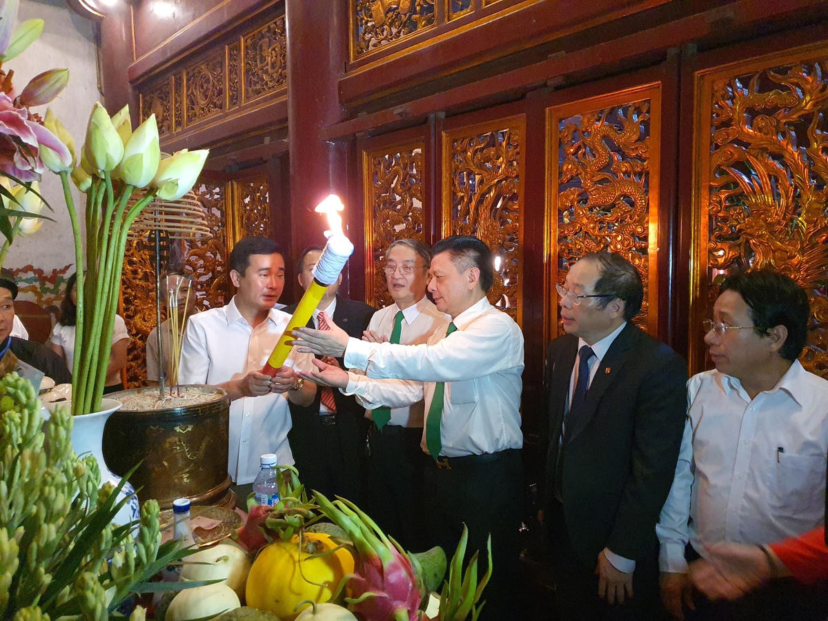 Đoàn đại biểu Ban tổ chức Ngày Quốc tổ Việt Nam toàn cầu dâng hương và đọc lời kính cáo Tổ tiên tại Đền Hùng