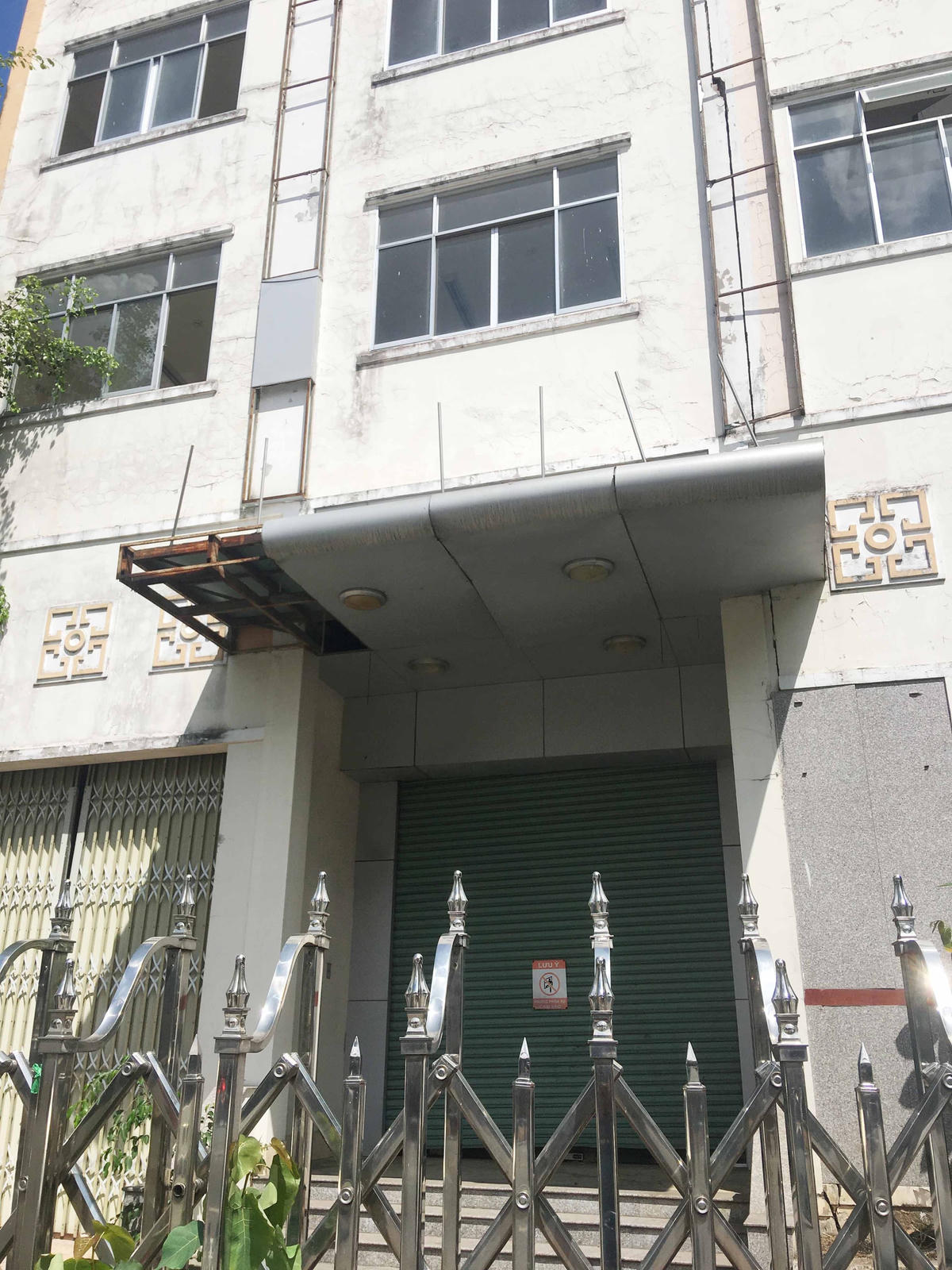 Toà nhà bị bỏ phế nhiều năm qua. 