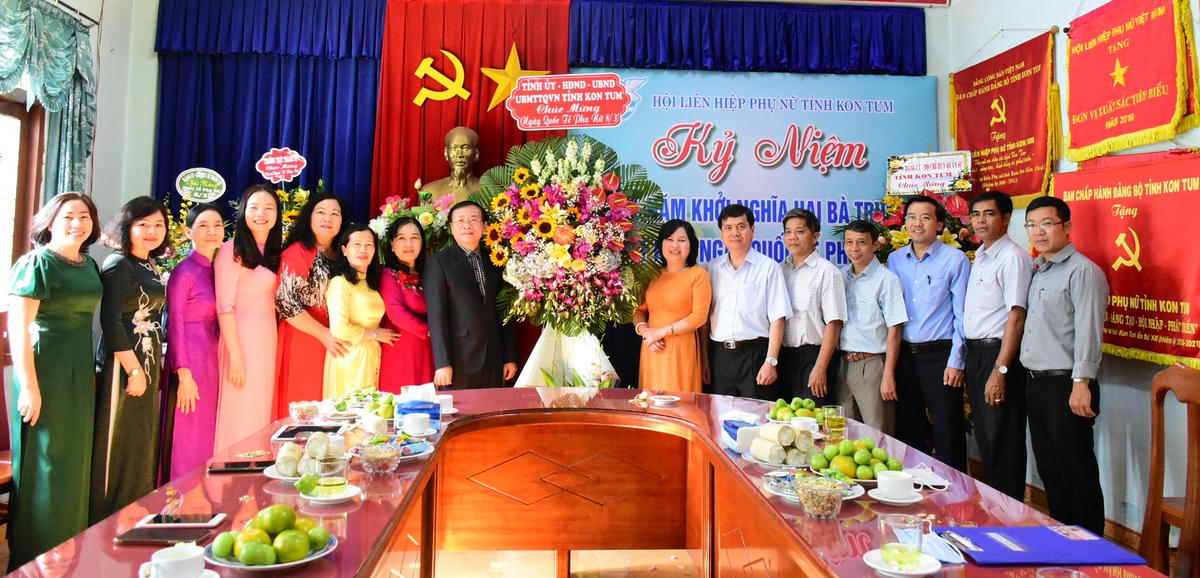 Ông Nguyễn Văn Hòa, Phó Bí thư Tỉnh ủy, Chủ tịch HĐND tỉnh Kon Tum tặng hoa chúc mừng Hội LHPN tỉnh nhân Ngày Quốc tế Phụ nữ 8-3.