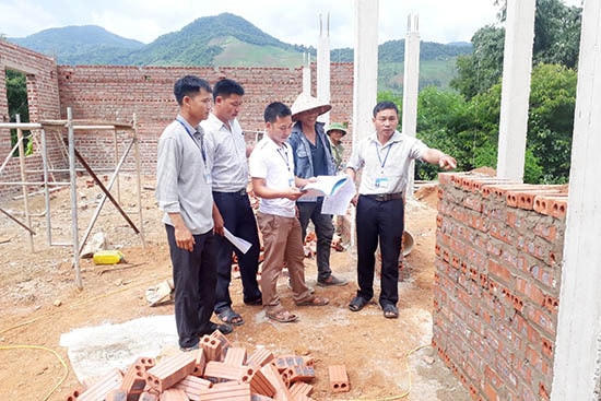 Ban Giám sát đầu tư của cộng đồng xã Chiềng Khoong (Sơn La) giám sát công trình xây dựng trên địa bàn. Ảnh: Thào A Sử.