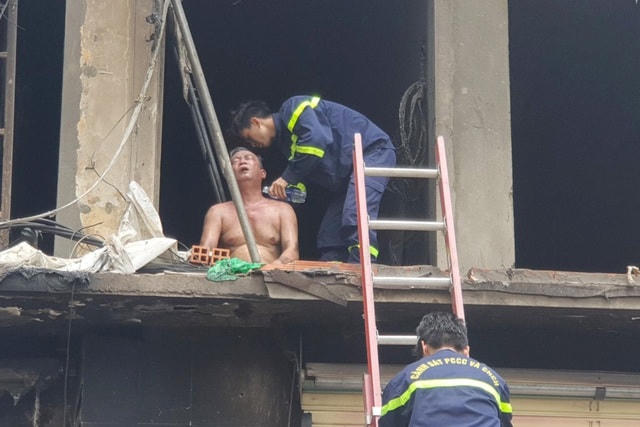 Lực lượng chữa cháy sơ cứu ban đầu cho người đàn ông.  