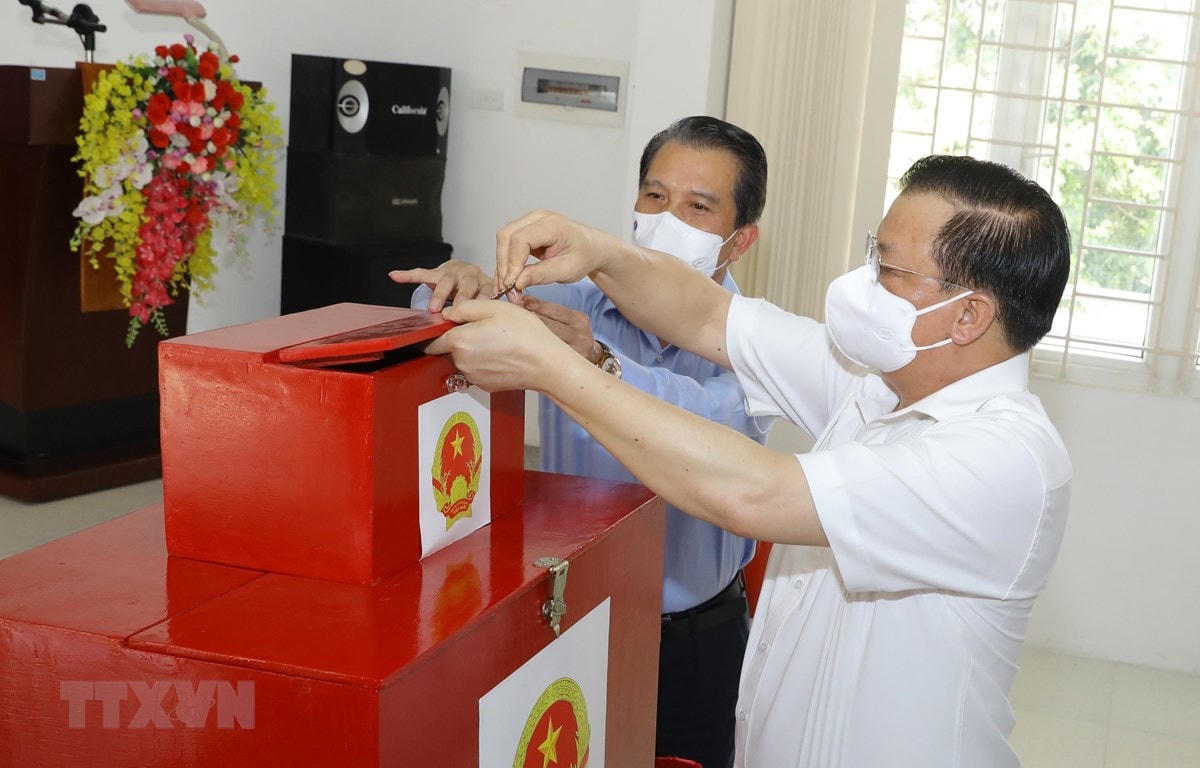 Bí thư Thành ủy Hà Nội Đinh Tiến Dũng kiểm tra công tác chuẩn bị bầu cử tại điểm bỏ phiếu số 2 Tổ dân phố Chính Trung (tại nhà văn hóa Tổ dân phố Chính Trung), thị trấn Trâu Quỳ, huyện Gia Lâm, thành phố Hà Nội. Ảnh: Văn Điệp/TTXVN.  