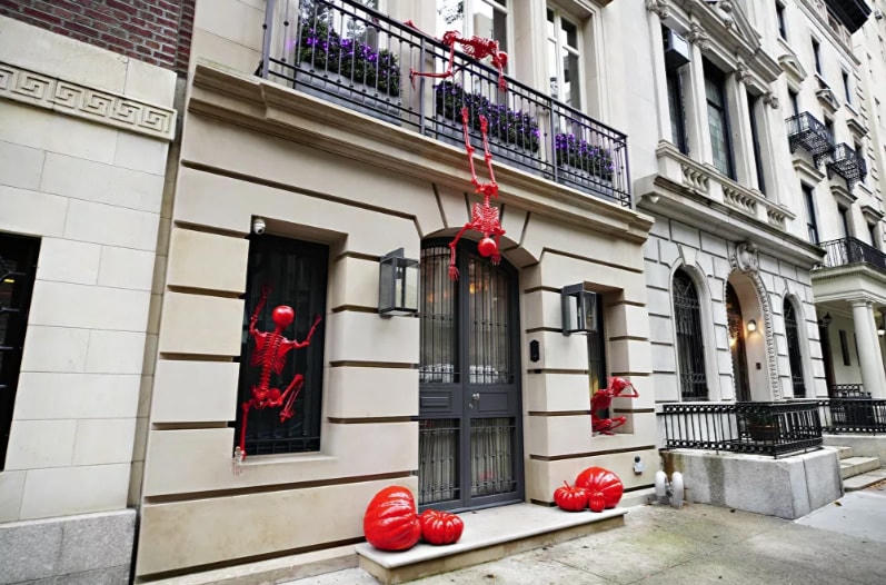 Một ngôi nhà ở Upper East Side, New York, được trang trí cho ngày lễ Halloween, ngày 28/10/2020.