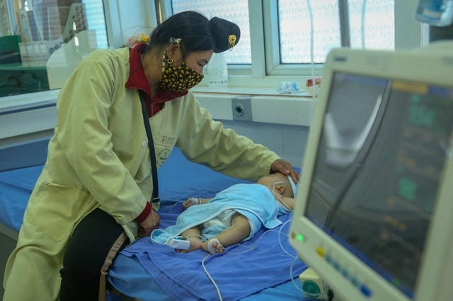 Một trường hợp đang được điều trị tại Bệnh viện Đa khoa Sơn La sau khi được tiêm phòng vaccine 5 trong 1. Ảnh: CTV.