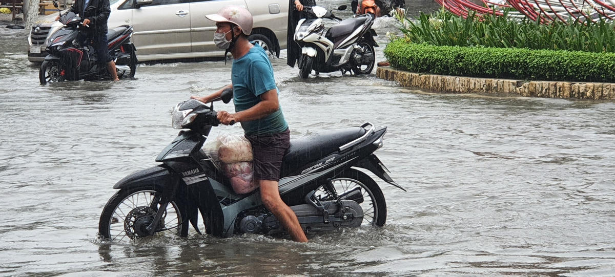 Nước ngập sâu khiến nhiều xe gắn máy bị chết máy.