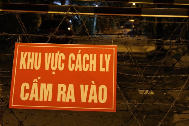 Cơ quan chức năng đã tiến hành lệnh phong tỏa ngay trong đêm đối với con hẻm có người nghi nhiễm.  