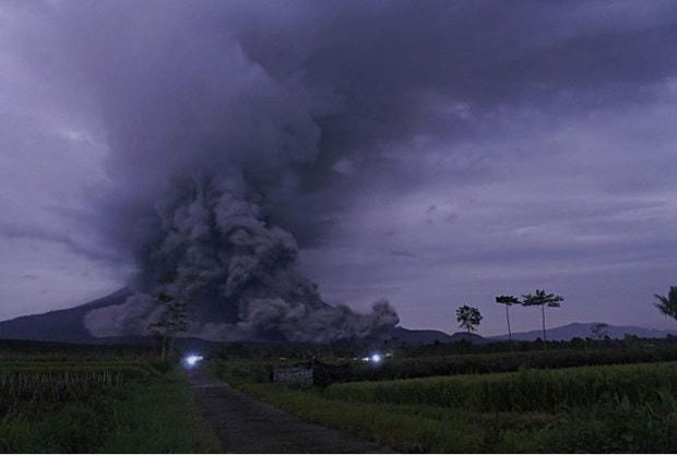 Núi lửa Semeru phun trào dung nham nóng chảy vào sáng 1/12. (Nguồn: Reuters).