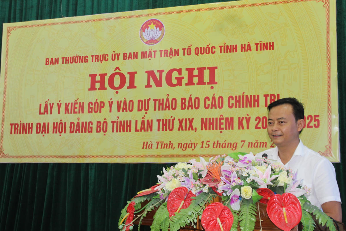 Ông Hà Văn Hùng, Chủ tịch Ủy ban MTTQ tỉnh Hà Tĩnh phát biểu khai mạc hội nghị.