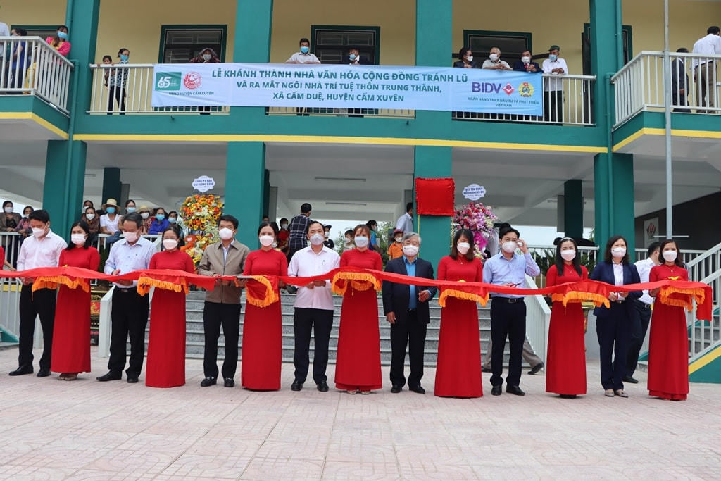 Đại biểu cắt băng khánh thành Nhà văn hóa cộng đồng tránh lũ thôn Trung Thành.