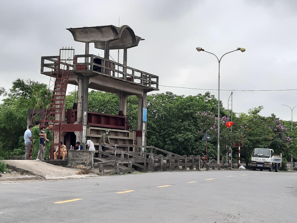 Lực lượng chức năng lấy lời khai của những người điều khiển phương tiện.