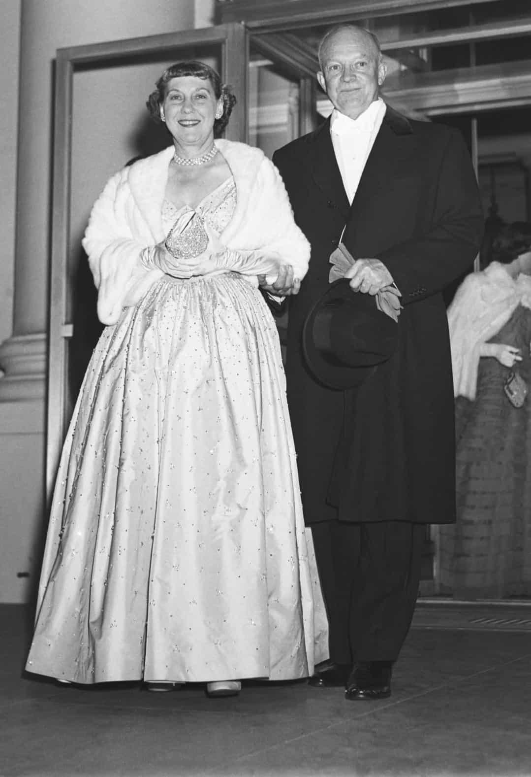 Đệ nhất phu nhân Mamie Eisenhower đã mặc chiếc váy Nettie Rosenstein tuyệt đẹp được thêu bằng hơn 2.000 viên kim cương tới lễ nhậm chức của Tổng thống Dwight D. Eisenhower vào năm 1953.  