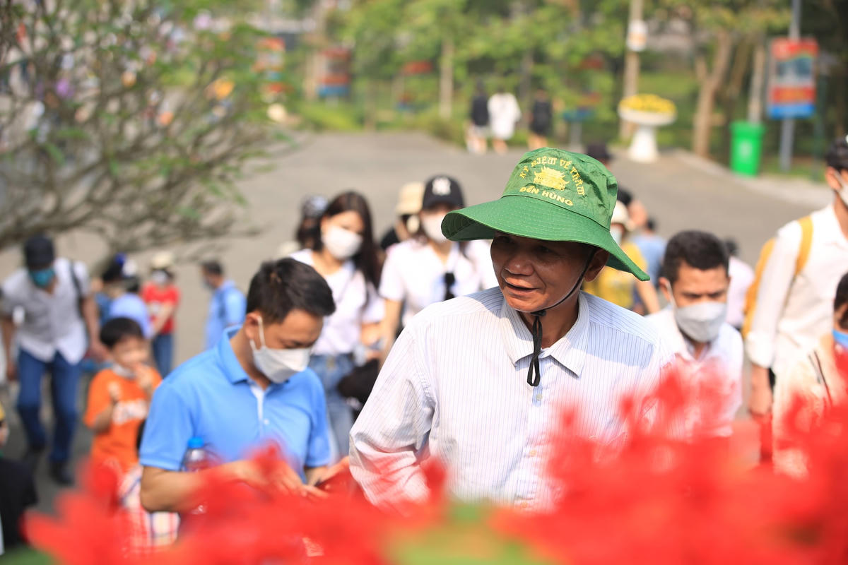 Theo ông Giang, đền Hùng bắt đầu mở cửa đón du khách từ những ngày đầu tháng 3. Trong 2 ngày mùng 2,3/3 âm lịch, đền Hùng đã đón được gần 20.000 lượt du khách. Tính riêng trong ngày 8/3 âm lịch, lượng du khách về đây lên đến 10.000 lượt khách.