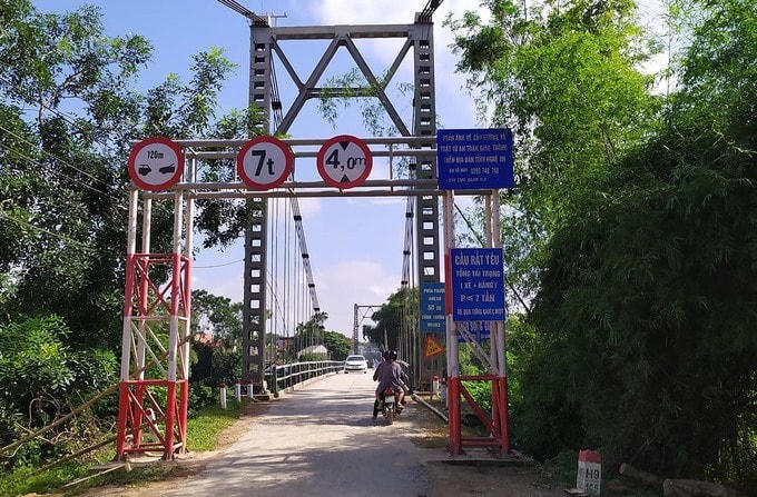 Cầu treo sông Giăng trên trên quốc lộ 46C, dài 120 m, rông hơn 4 m, hoạt động từ năm 1987. Ảnh: Thanh Vinh.