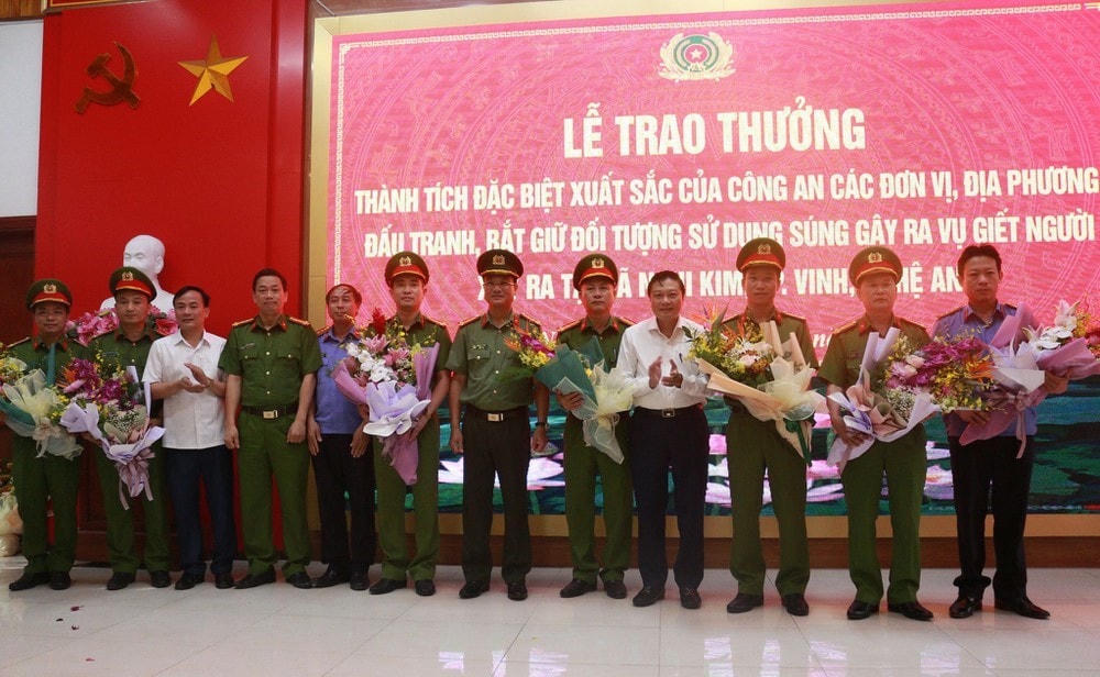 Ông Lê Hồng Vinh, Phó Chủ tịch UBND tỉnh Nghệ An trao thưởng cho các đơn vị nghiệp vụ có thành tích xuất sắc trong vụ nổ súng khiến 2 người chết gây rúng động dư luận.