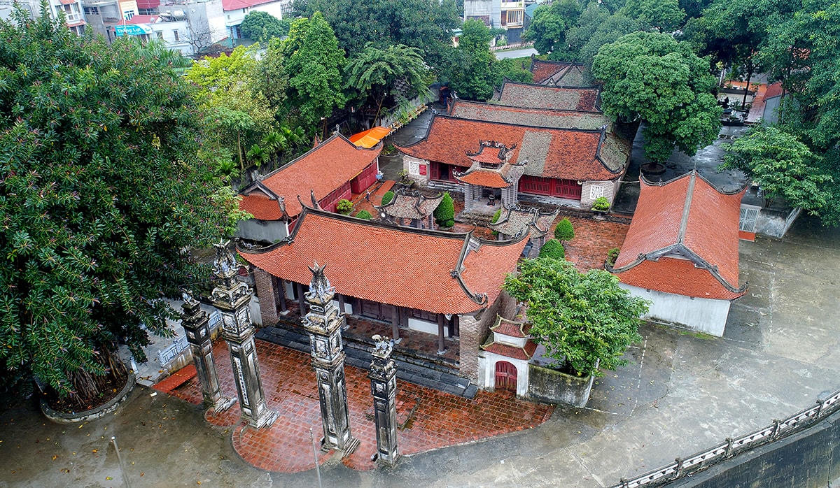 Đình Chèm trước khi tôn tạo với hình ảnh cây đa sum suê.  