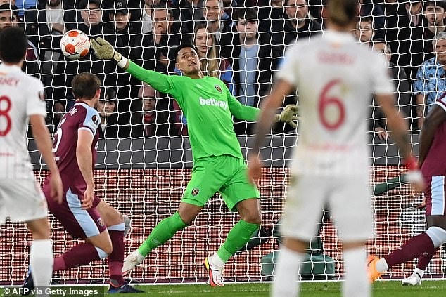 Thủ thành Alphonse Areola cứu thua cho West Ham sau pha dứt điểm từ Youssef En-Nesyri.