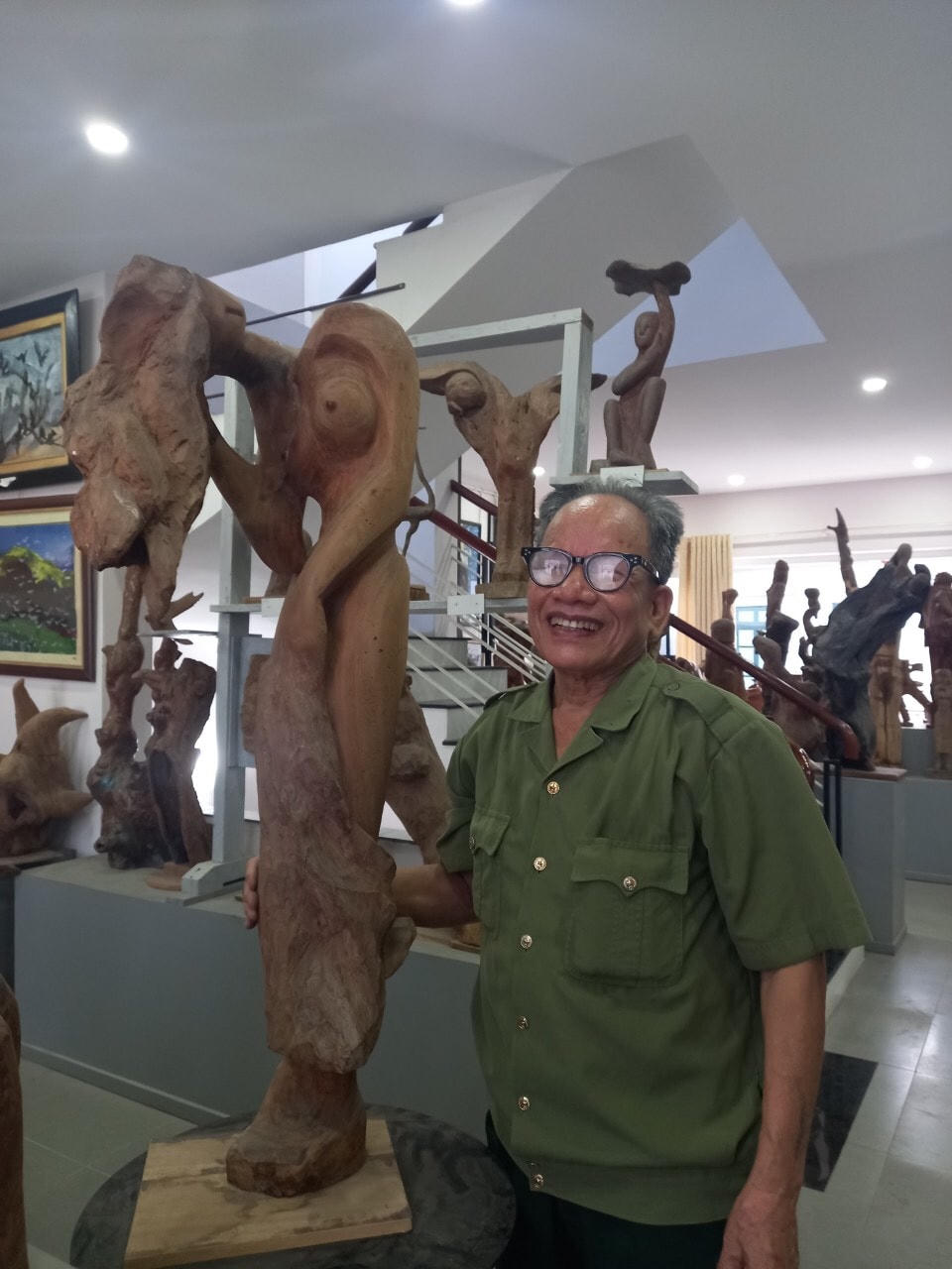 Lê Duy Ứng bên tượng "Thiếu nữ tắm".