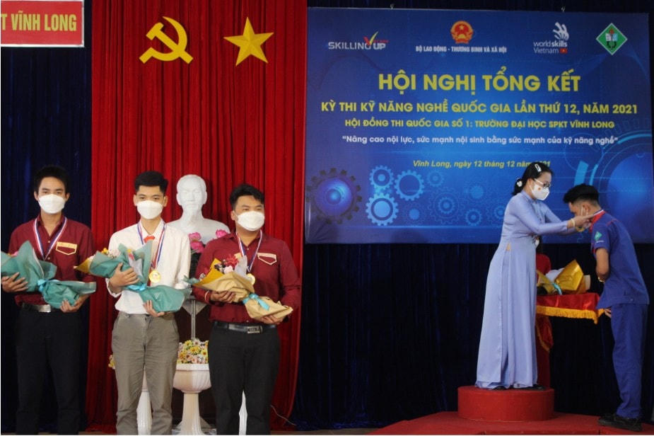 Ban tổ chức trao Huy chương cho các thí sinh đạt giải tại Hội đồng thi số 1 ĐH Sư phạm Kỹ thuật Vĩnh Long.