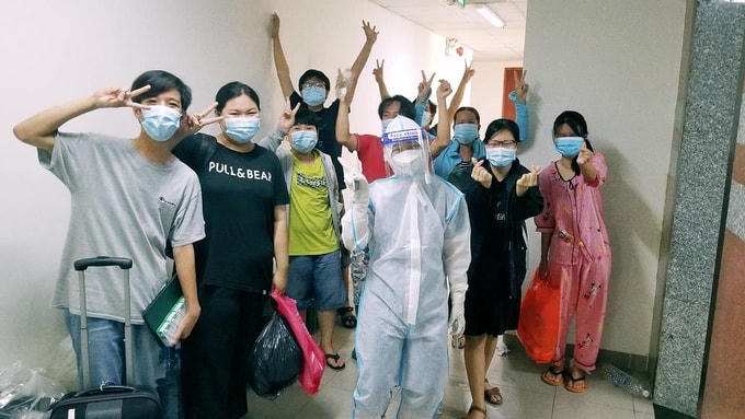 Những bệnh nhân âm tính được xuất viện chụp ảnh cùng bác sĩ. Ảnh: Bác sĩ cung cấp