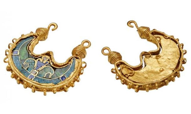 Mặt trước và mặt sau của khuyên tai vàng quý hiếm phát hiện ở Tây Jutland, Đan Mạch. Ảnh: Nationalmuseet