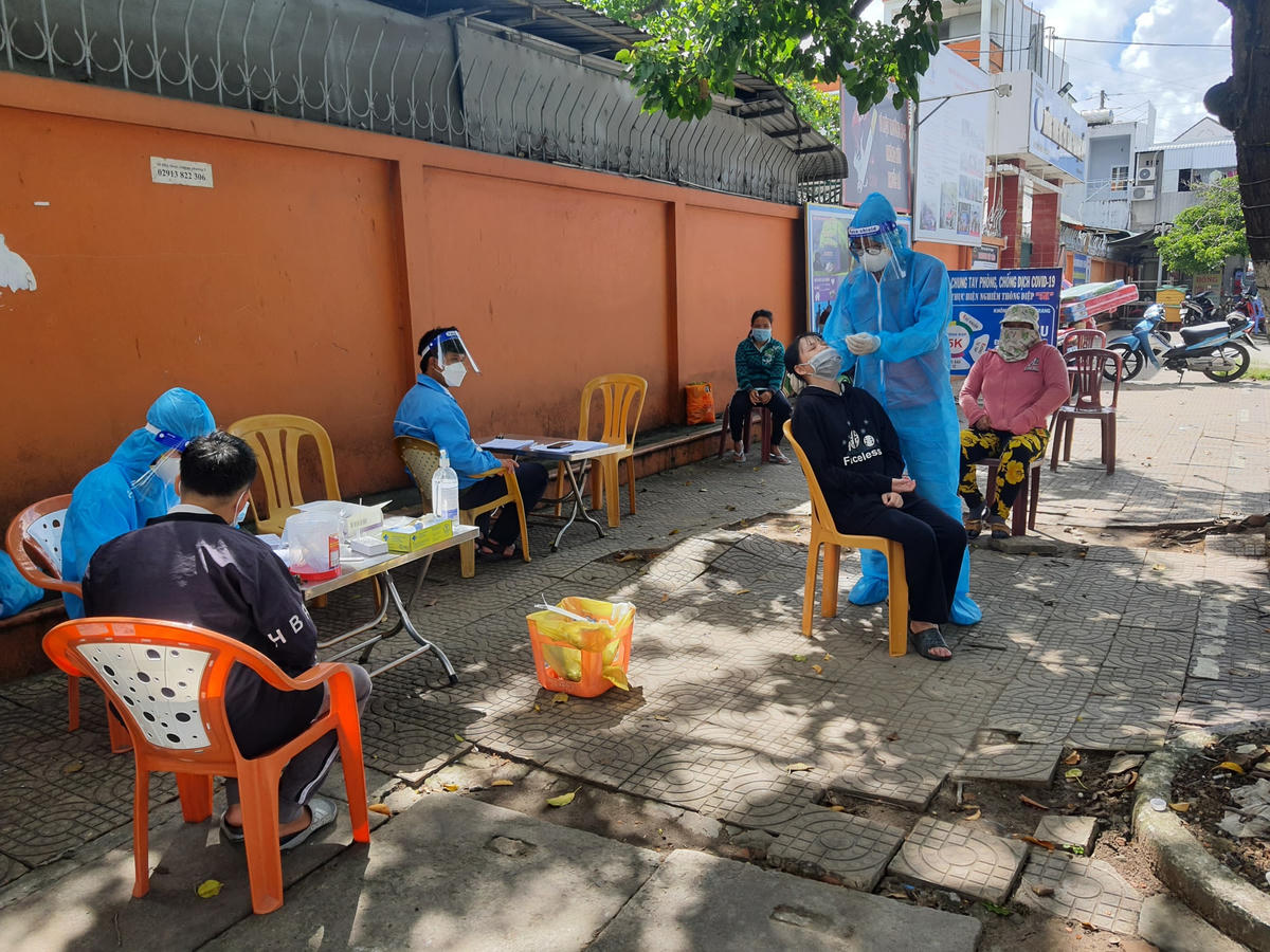Người dân ngồi chờ để xét nghiệm ngẫu nhiên.