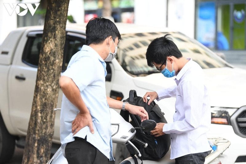 [ẢNH] Thí sinh Hà Nội tuân thủ đeo khẩu trang trong buổi thi đầu tiên