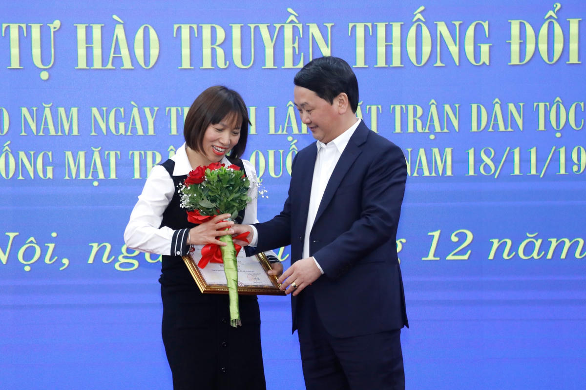 Phó Chủ tịch - Tổng Thư ký Hầu A Lềnh trao thưởng cho tác giả đạt giải.