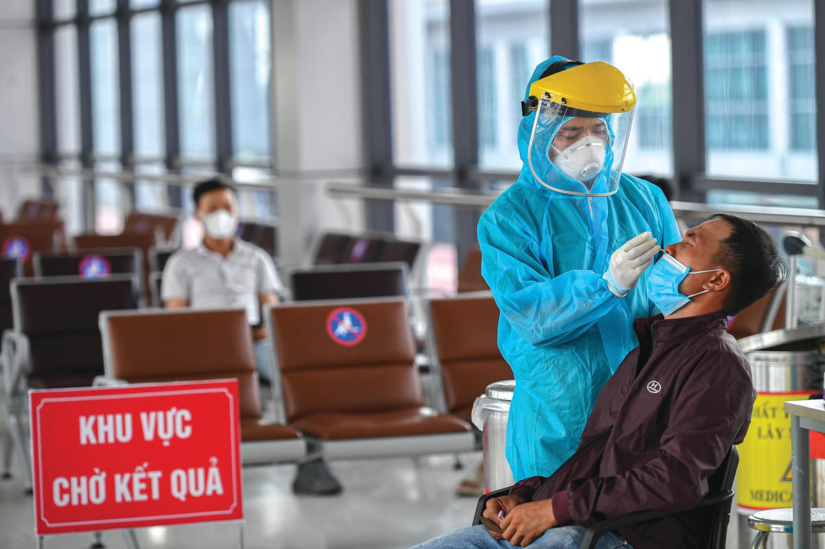 Hành khách từ TP HCM đến Hà Nội được xét nghiệm tại sân bay.