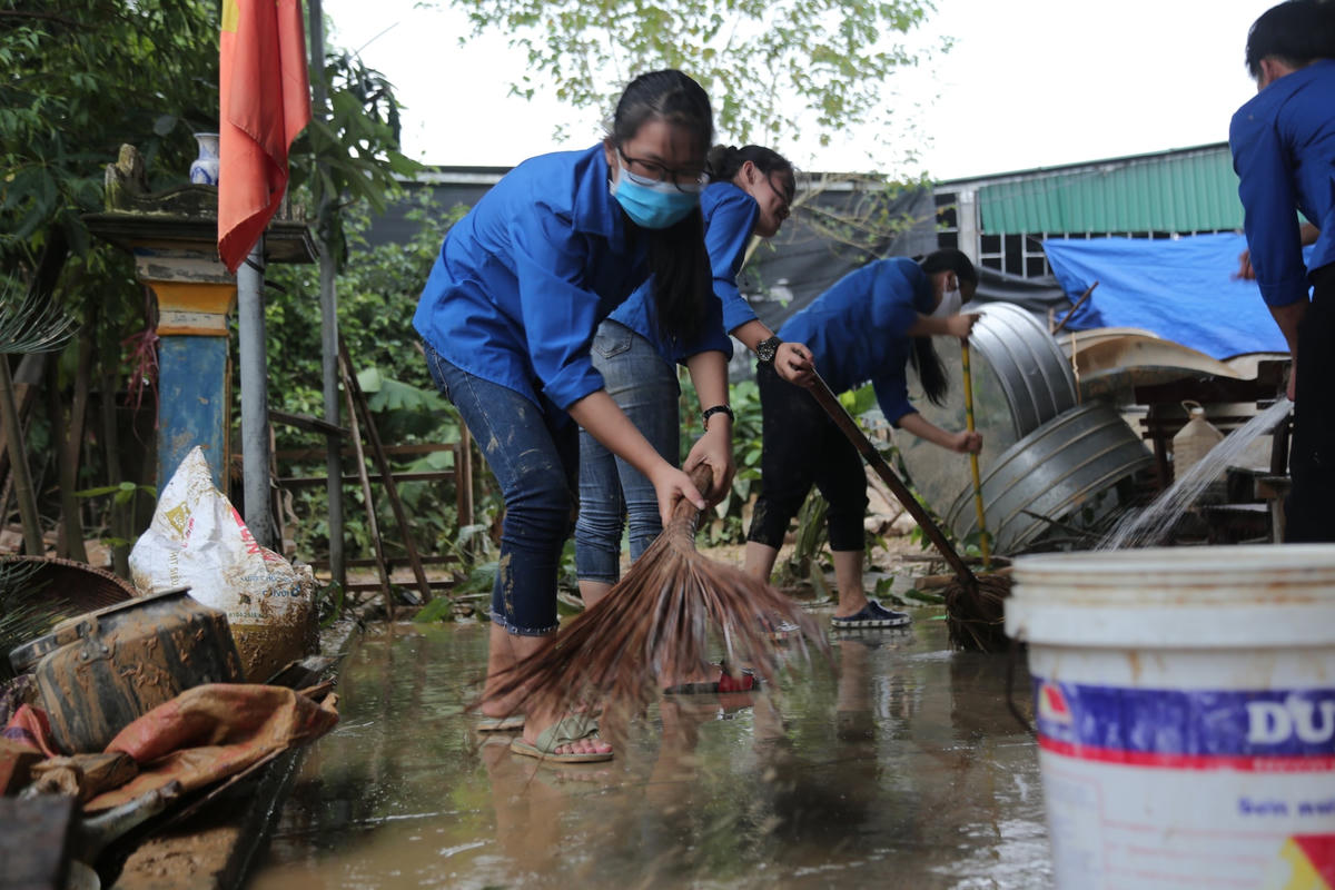 Giúp dân khắc phục hậu quả mưa lũ tại Thanh Chương (Nghệ An). Ảnh: Điền Bắc.