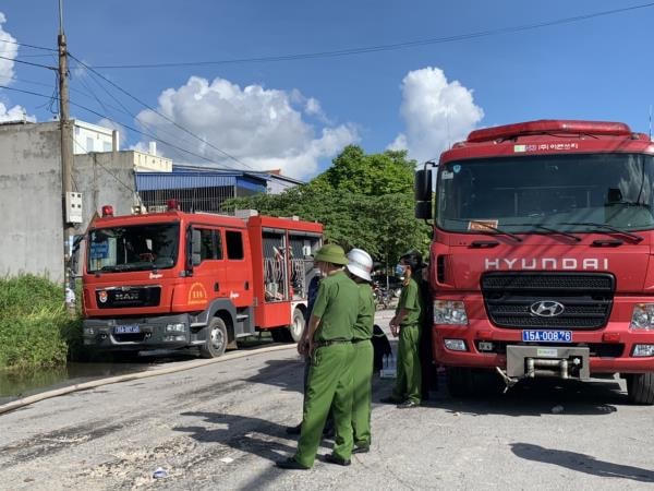 Lực lượng chữa cháy TP Hải Phòng tham gia dập lửa.