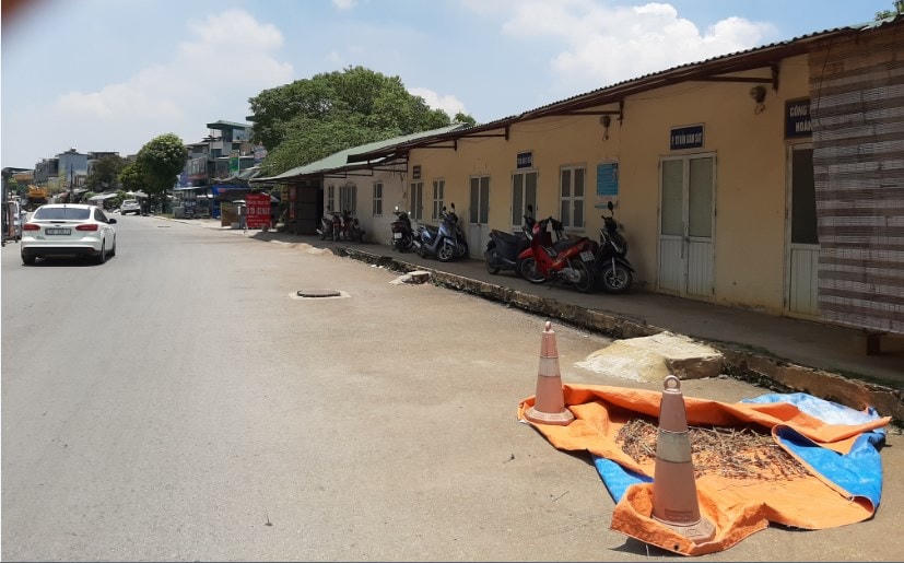 Trụ sở Ban quản lý đường vành đai 2,5 là dãy ki ốt lụp xụp.