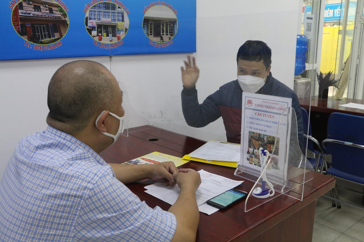 Người lao động tìm việc tại Trung tâm Dịch vụ việc làm TP Hà Nội.