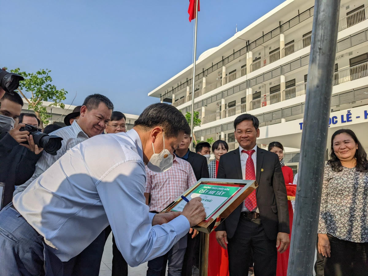 Phó Thủ tướng Chính phủ Lê Minh Khái trồng cây lưu niệm tại trường