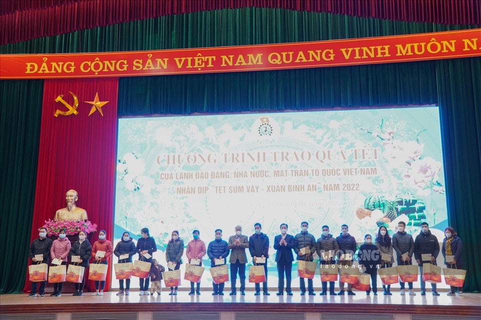 Chủ tịch Đỗ Văn Chiến trao quà Tết cho công nhân, người lao động tỉnh Lạng Sơn