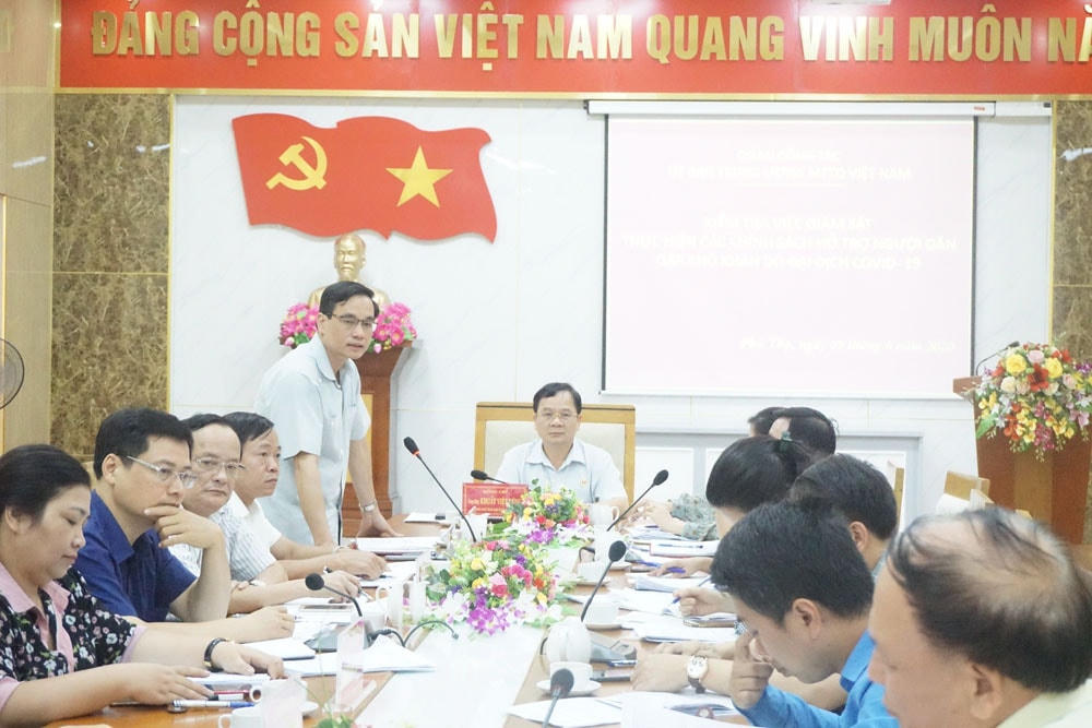 Đoàn kiểm tra của UBTƯ MTTQ Việt Nam giám sát việc thực hiện các chính sách hỗ trợ đối tượng khó khăn do đại dịch Covid-19 tại tỉnh Phú Thọ Ảnh: Đức Thắng.