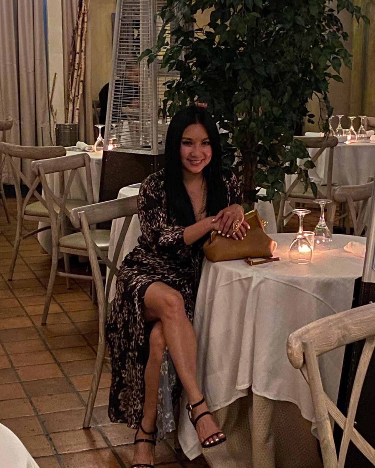 Y Phụng đã ly hôn. Cô trở về quê mẹ sau nhiều năm vắng bóng.