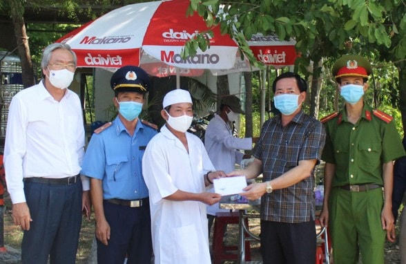 Lãnh đại tỉnh Ninh Thuận thăm, động viên cán bộ tại chốt kiểm dịch Covid-19 tai huyện Bác Ái.   
