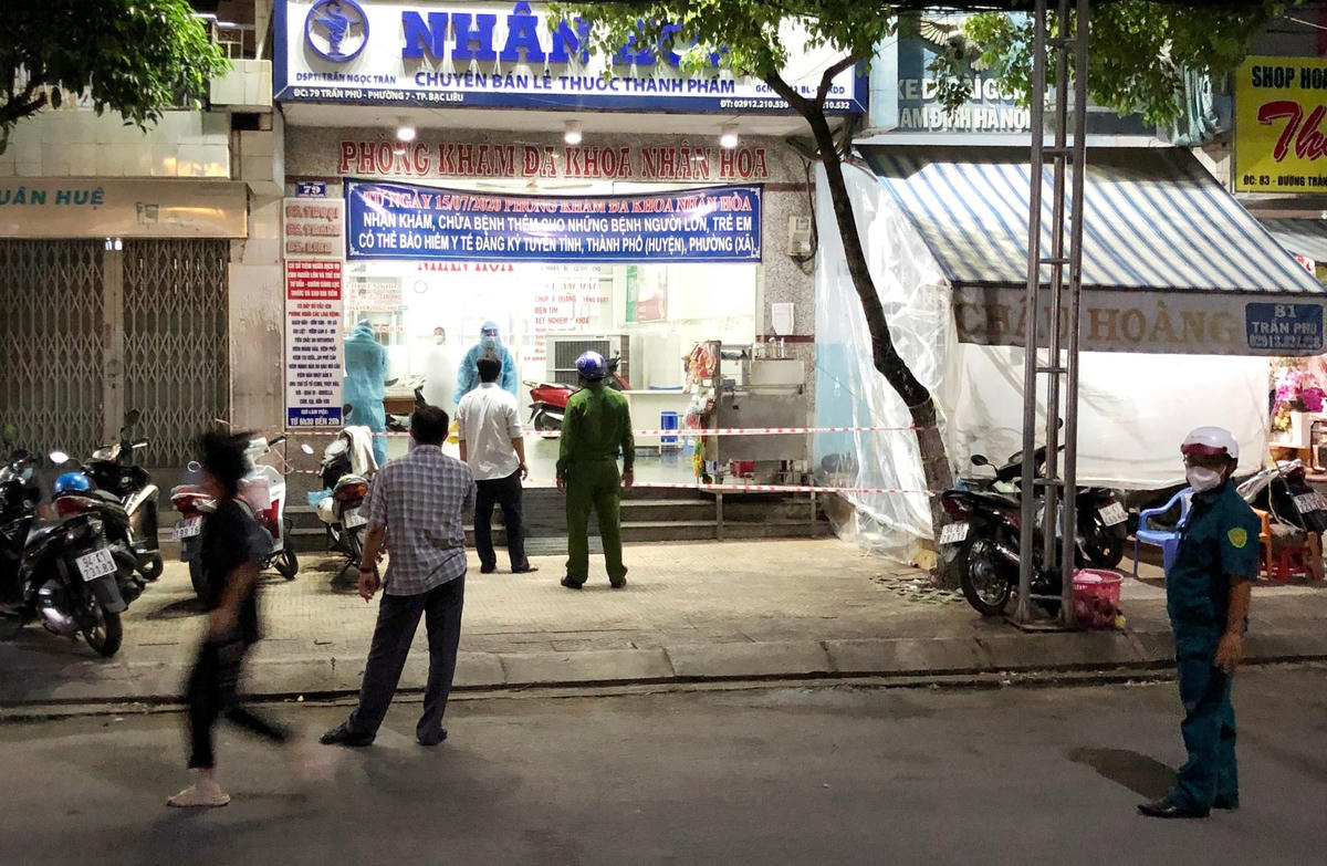 Lực lượng chức năng Phường 7 tiến hành phong tỏa Phòng khám đa khoa Nhân Hòa sau khi có một người dân đến khám bệnh qua test nhanh có kết quả dương tính với SARS-CoV-2.