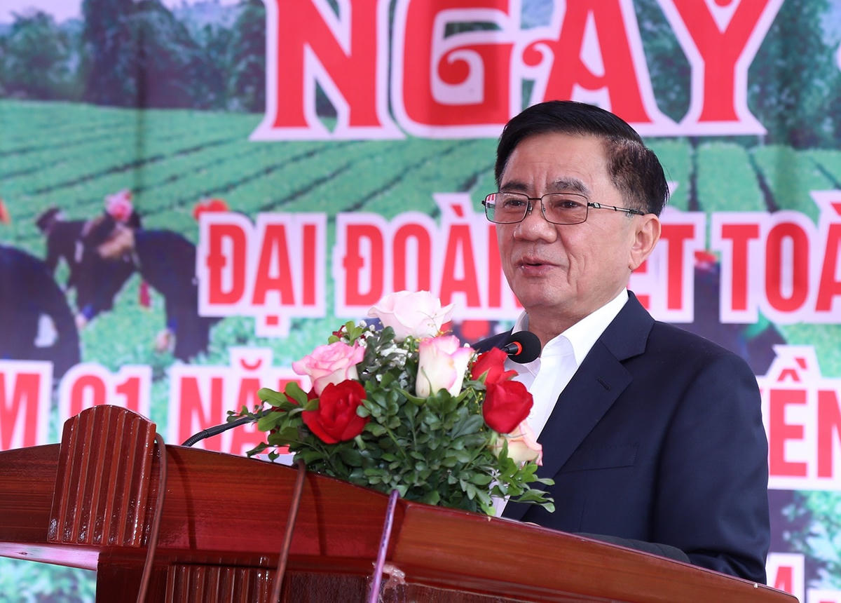 Chủ nhiệm Ủy ban Kiểm tra Trung ương Trần Cẩm Tú phát biểu tại Ngày hội Đại đoàn kết toàn dân tộc thôn Phú Lâm.
