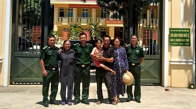 Đồn Biên phòng Nhật Lệ đã bàn giao cháu bé cho gia đình.