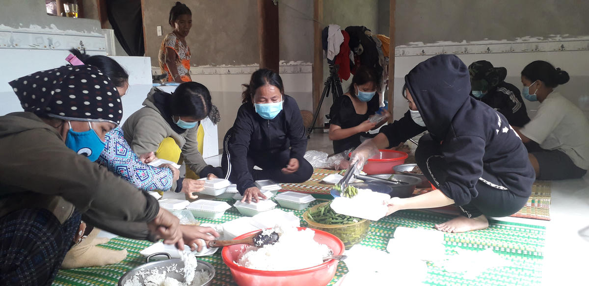 Phụ nữ Nam Giang lo các phần cơm ủng hộ các khu cách ly( Ảnh namgiang.quangnam.gov.vn).