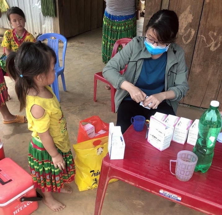 Ngành Y tế cho người dân uống thuốc điều trị, phòng bệnh tại các ổ dịch bạch hầu.